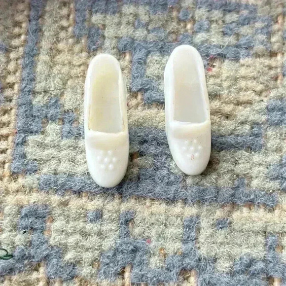 Vintage Barbie Furry White‎ Shawl and White Chunky Heels 1990s Accessories - Picture 5 of 9